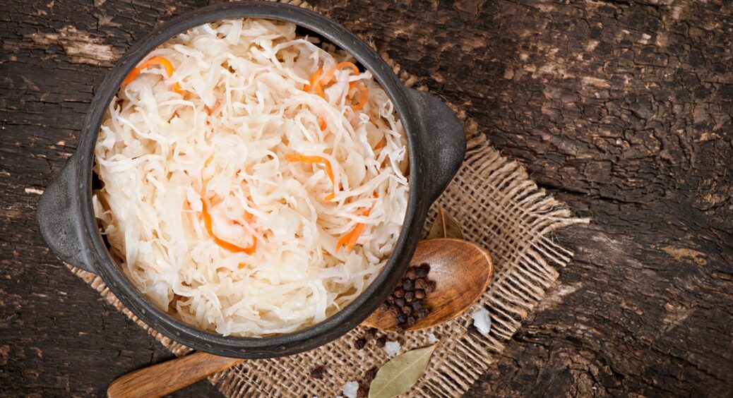 Я сміялася зі свекрухи, а дарма: ніколи не мийте капусту перед квашенням, аби все вийшло, як у рецепті 