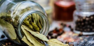 Користь лаврового листа для зберігання борошна