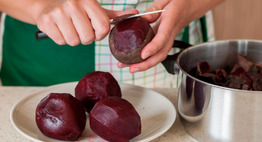Більше не виливаю воду, в якій варився буряк: зробила підкормку для кімнатних рослин і живу як в Джунглях 