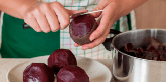 Квітникар розповів, як підживити квіти за допомогою бурякової води