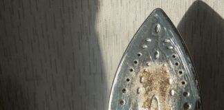 Як швидко та ефективно очистити праску від нагару 