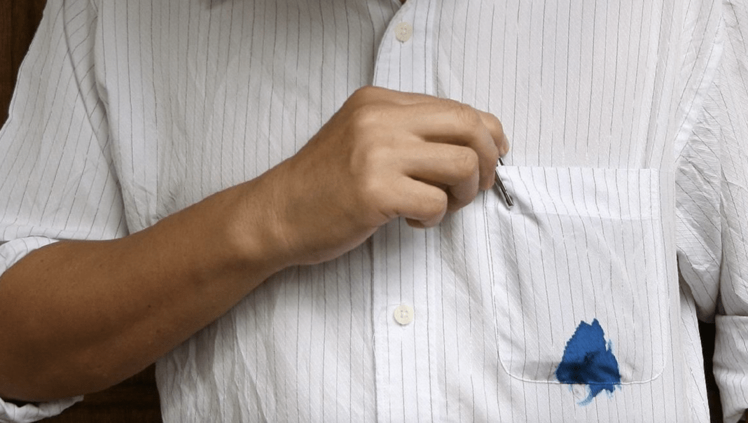 Як швидко та ефективно позбутися плям від кулькової ручки