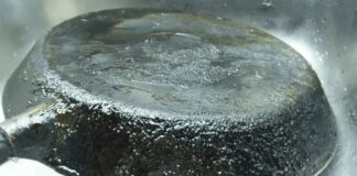 Експерти розповіли, як можна відчистити жир на пательні