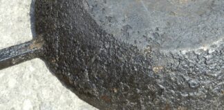 Господині розповіли, як очистити стару чавунну сковорідку від нагару 
