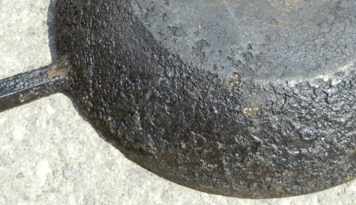 Господині розповіли, як очистити стару чавунну сковорідку від нагару 