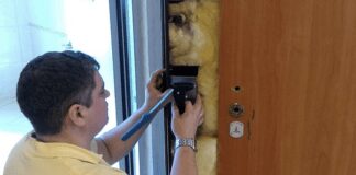 Як бюджетно зробити утеплення дверей взимку