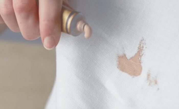 Господині розповіли, як вивести з одягу слід від тонального крему 