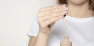 Як прибрати пляму від тонального крему з одягу 