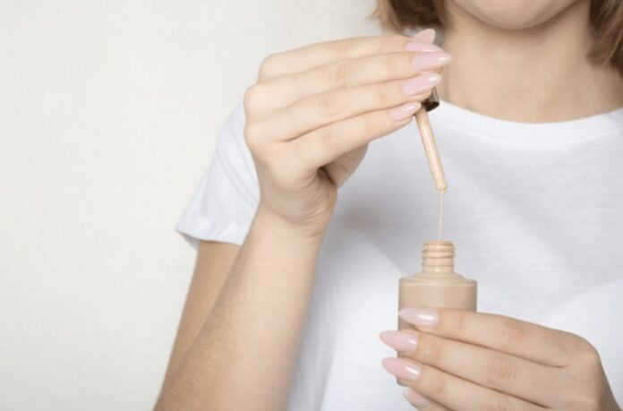 Як прибрати пляму від тонального крему з одягу 