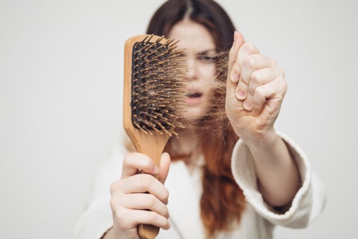 Експерти-трихологи розповіли, чому випадає волосся та що з цим потрібно робити