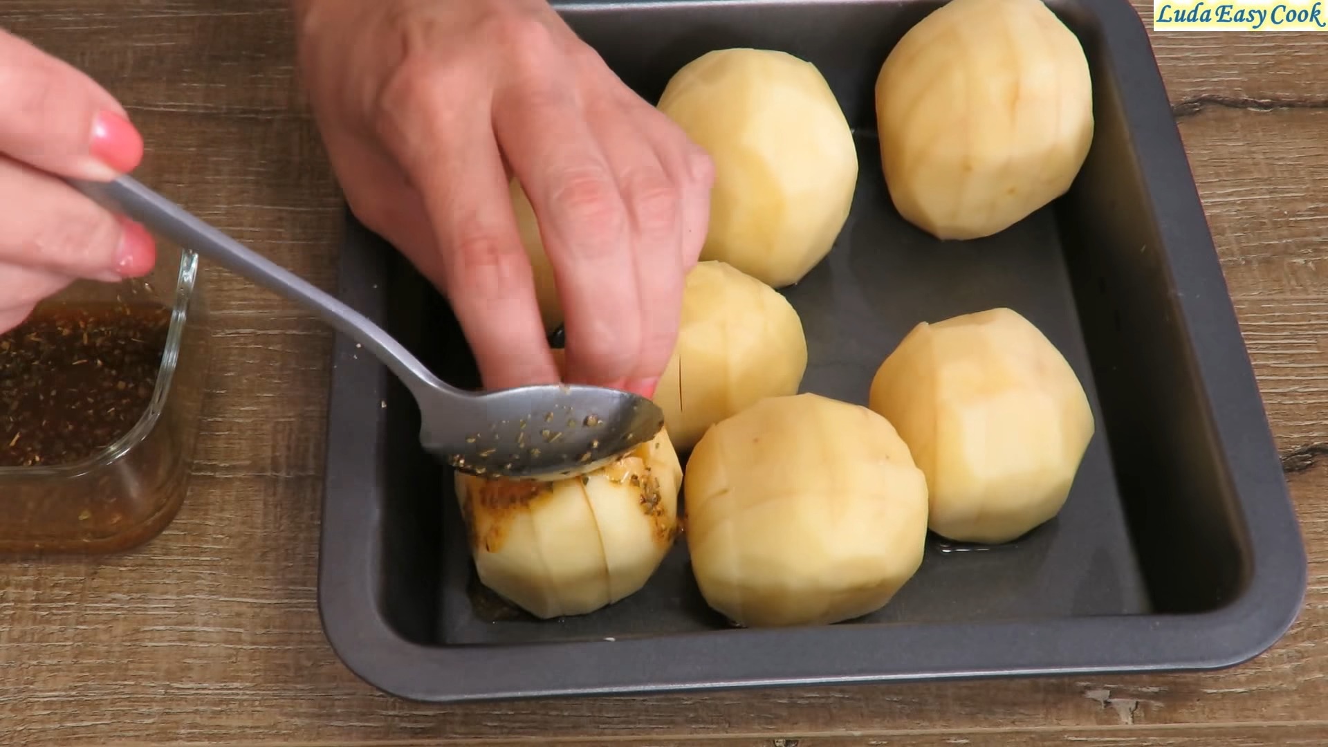 Як смачно запекти картоплю до Нового року