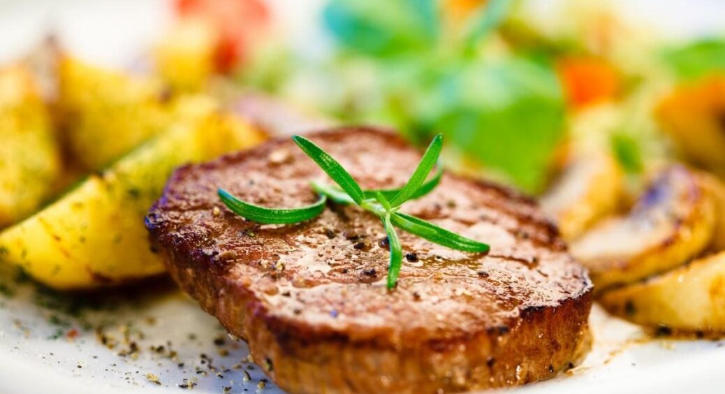 Як готувати м’ясо, щоб не летіли бризки в усі боки і шматочки були м’якенькі, як після тушкування 