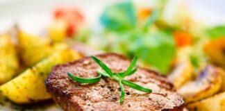 Кухар розповів, як готувати м'ясо так, щоб не летіли бризки