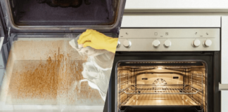 Господар назвав народний засіб для очистки духовки від нагару