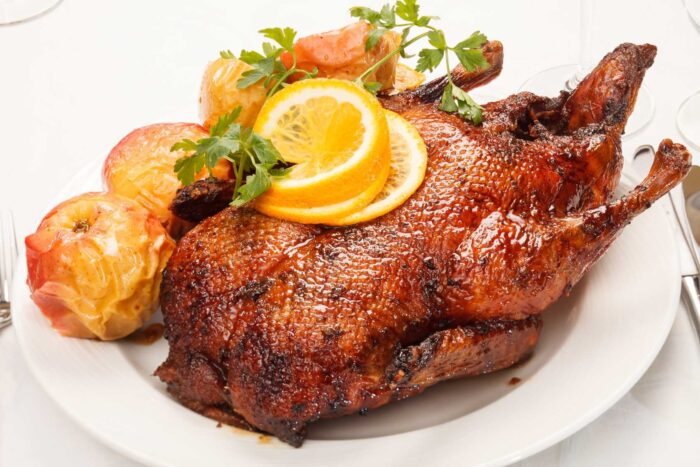 Кулінари поділились простим рецептом ароматної качки, запеченої у духовці