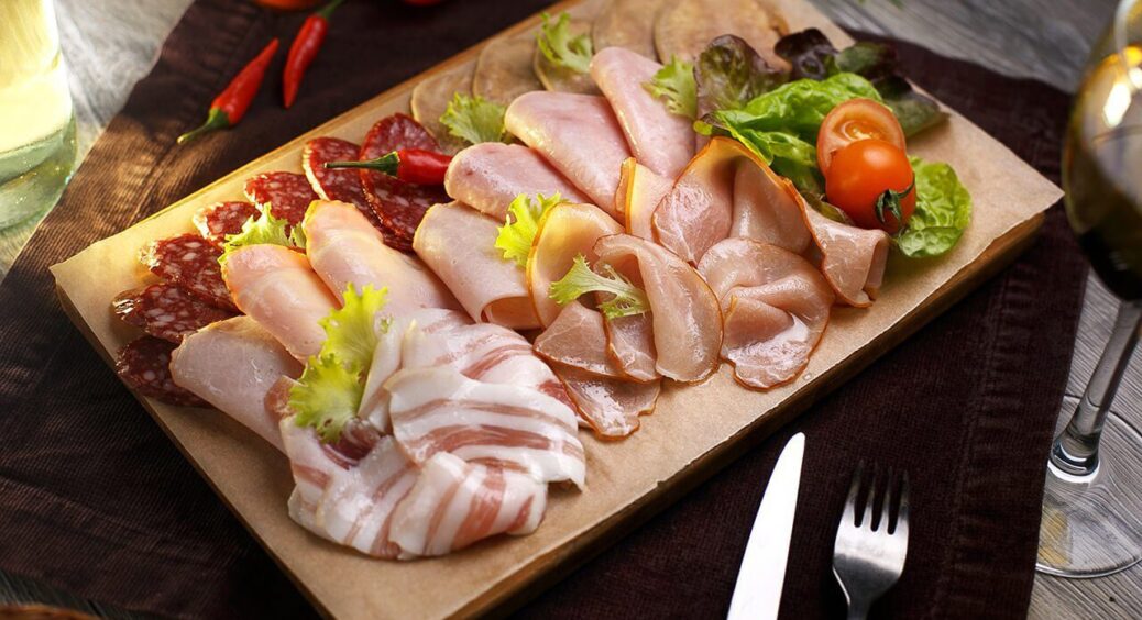 За 15 хвилин перетворила новорічні нарізки на 3 нові страви: сім’я не повірила, що це “вчорашнє” 