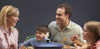 Це просто неймовірно: як злити воду з макаронів до останньої краплі за лічені хвилини на кухні