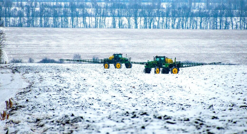Не чіпайте сніг та не сипте на нього добрива: дізналася від сусідки, чому городу взимку треба дати спокій 