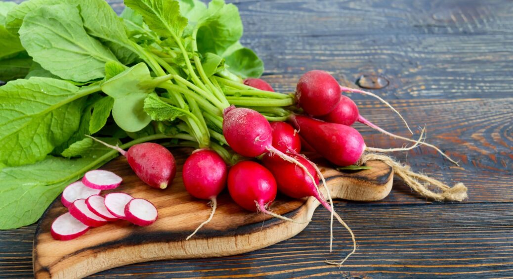 Моя редиска виростає розміром з кулак: просто кладу в лунку з розсадою 1 простий інгредієнт. Завалює врожаєм 