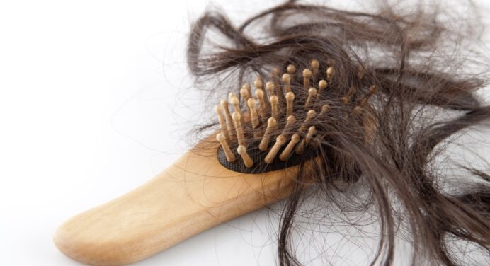 Чому випадає волосся та що робити: проста домашня хитрість зберегла мою шевелюру в осінньо-зимовий період 