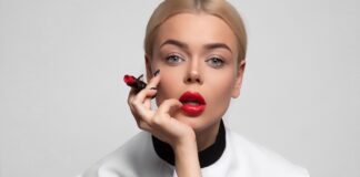 Аліна Гросу з темним кольором волосся