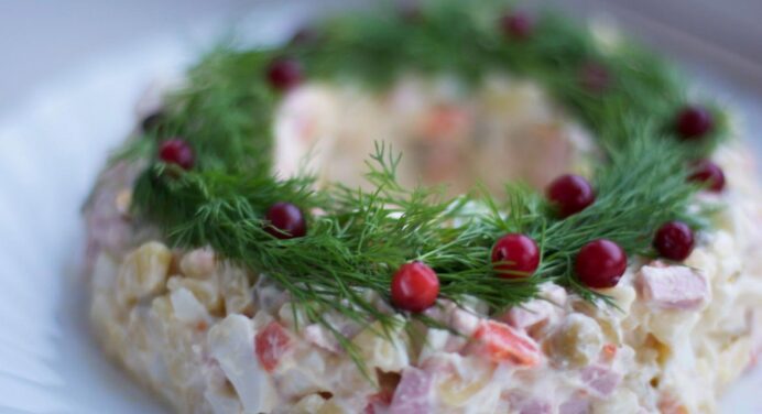 Один несподіваний інгредієнт зробив тунець ще смачнішим: нереальний рецепт смачного новорічного салату 