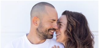 Коротка сама наряджала ялинку