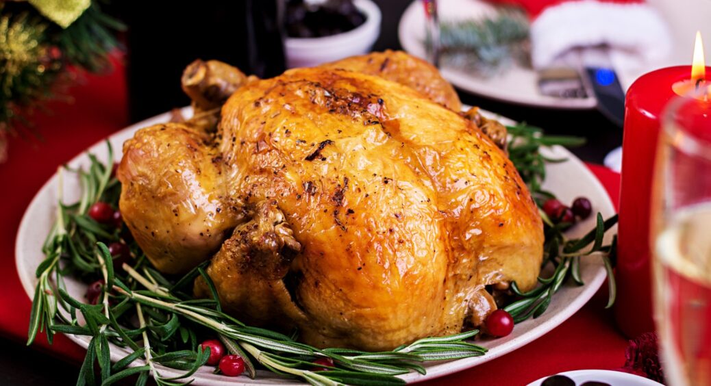 Секрети запікання курки до новорічного столу: хрустка скоринка та м’яке м’ясо гарантоване. Працює на всі 100 