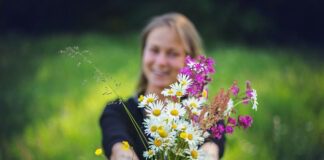 Продовжуємо життя букету: що додати у воду, щоб квіти довше стояли