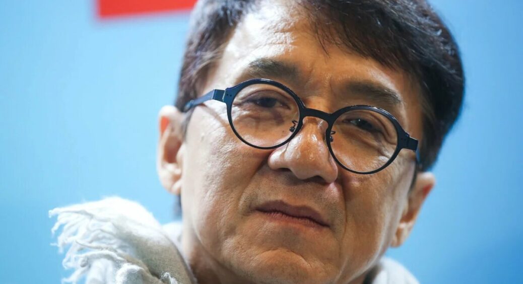 69-річний Джекі Чан потрапив до лікарні в критичному стані. Усі подробиці госпіталізації актора 