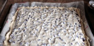 Господині поділилися смачним рецептом вишневого пирогу 