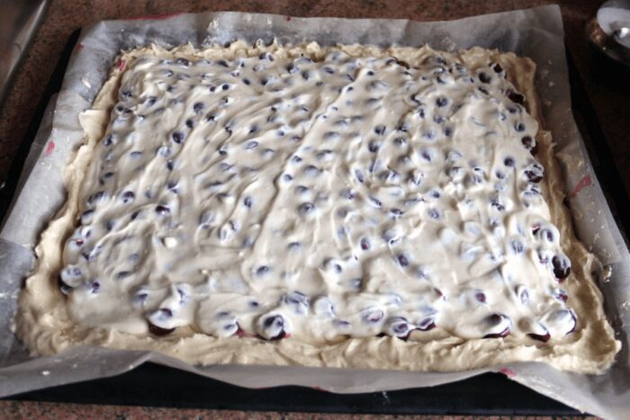 Господині поділилися смачним рецептом вишневого пирогу