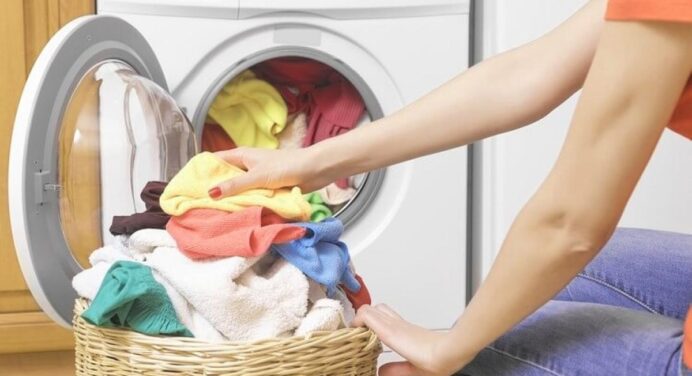 Більше не потрібно прасувати одяг після прання: секретний лайфхак, який допоможе розгладити речі 