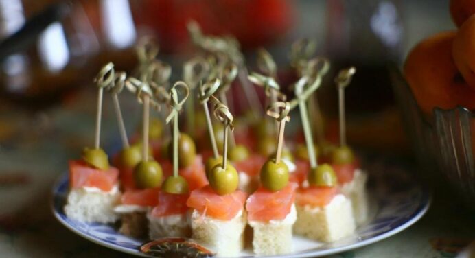 Ця смачна закуска стане справжнім хітом вашого новорічного столу: оливки і твердий сир. Рецепт нашвидкуруч 