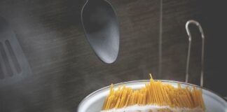 Експерти розповіли, чому не варто виливати воду з-під макаронів