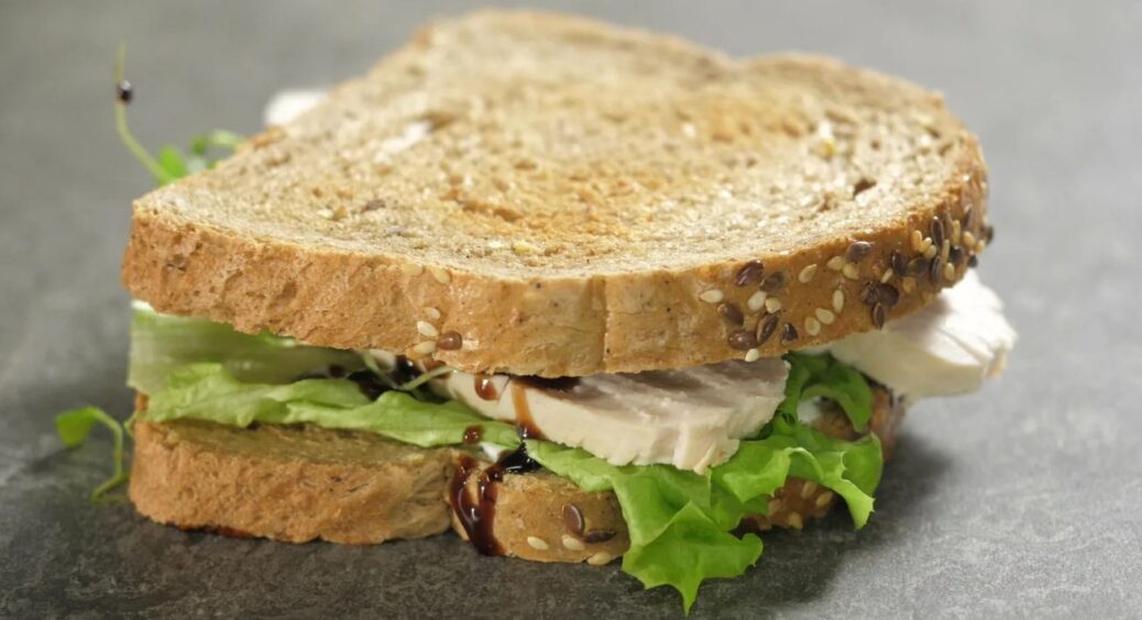 Залишки з холодильнику доїдати не треба: рецепт ідеального “першосічневого” сніданку. Потрібен хліб і сир 