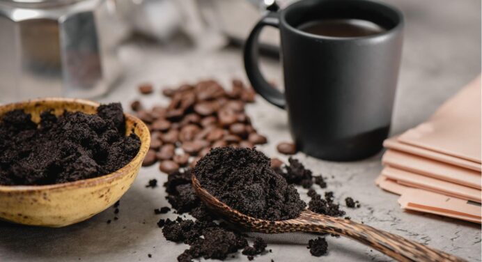 Не викидаю кавову гущу! Підійде для підживлення рослин на городі: найкращий рецепт домашнього добрива 