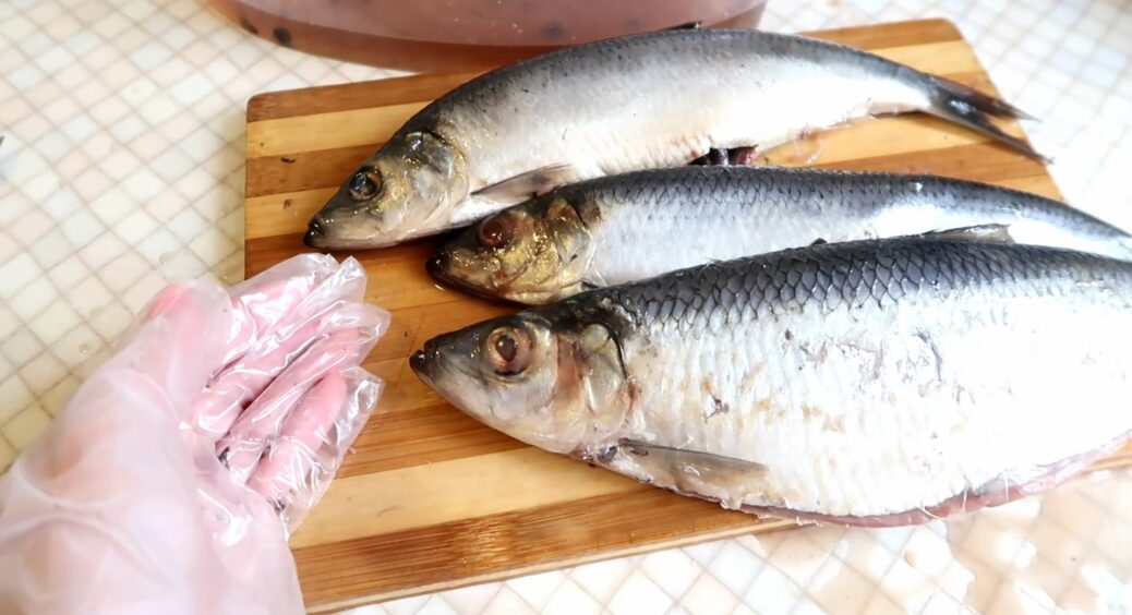 Як в магазині купити оселедець з ікрою: досвідчені господині розкрили прості “підказки”, які працюють 100% 