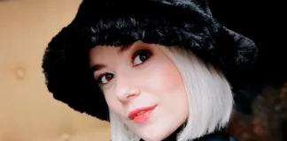 Міка Ньютон показала свого чоловіка-американця у козацьких шатах