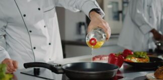 Шеф-кухарі поділились секретом смаження риби без запаху