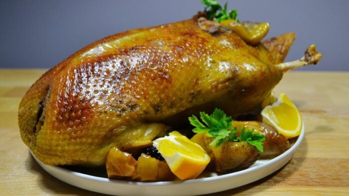 Кулінари поділились простим рецептом ароматної качки, запеченої у духовці