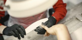 Експерти розповіли, як довше зберегти манікюр 