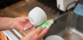 Секрети кухонної гігієни: як часто треба міняти губки та ганчірки й доглядати за столовими приборами