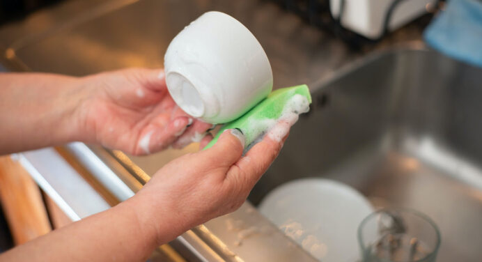 Секрети кухонної гігієни: як часто треба міняти губки та ганчірки й доглядати за столовими приборами 