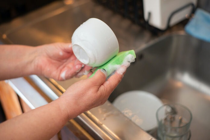 Секрети кухонної гігієни: як часто треба міняти губки та ганчірки й доглядати за столовими приборами