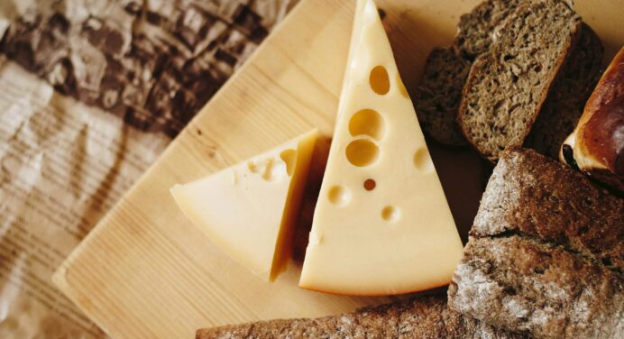 Як правильно вибрати якісний твердий сир: якби знала ці лайфхаки раніше, зекономила б на походах в магазин 