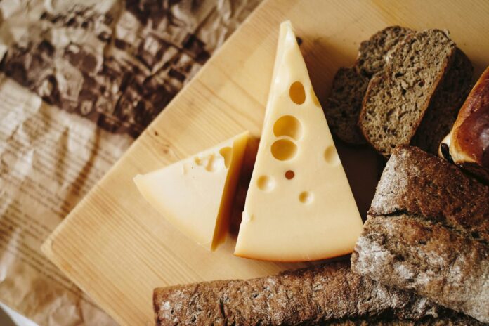 Як вибрати якісний твердий сир в магазині