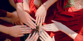 Стилісти назвали вдалі кольори манікюру для новорічну вечірку