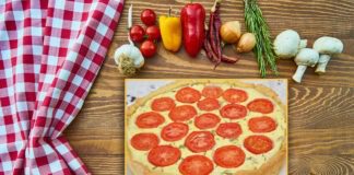 Прості рецепти домашньої кухні: пиріг із сирною начинкою та помідорами