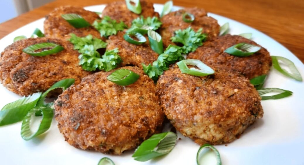 З банки рибної консерви накрутила смачних котлет для всієї родини: всі ситі, ще й сусідку пригостили 